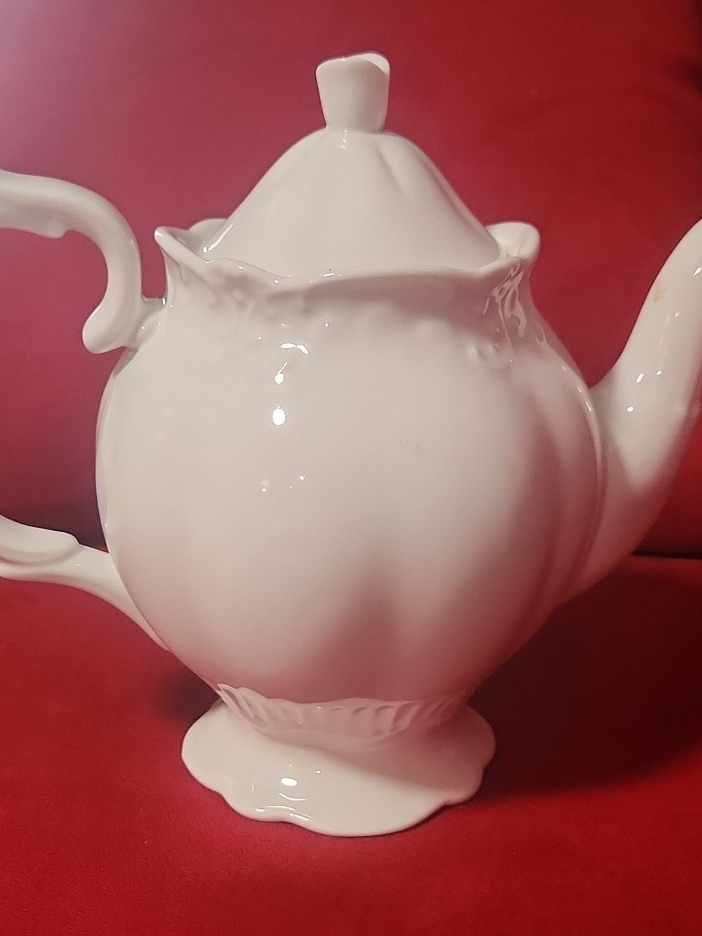 Classic White Porcelain Teapot - Elegant Home Coffee & Tea Accessory
